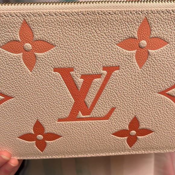 🌺 Reserved Do Not Purchase🌺Louis Vuitton Empreinte Giant By The Pool Clutch - Picture 14 of 17